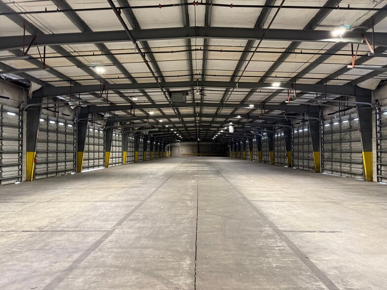 More Photos Of 701 Fentress Blvd, Daytona Beach Distribution For Lease