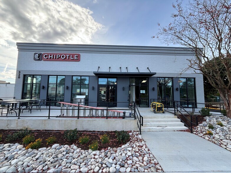 More Photos Of 320 S Battlefield Blvd, Chesapeake Freestanding For Lease