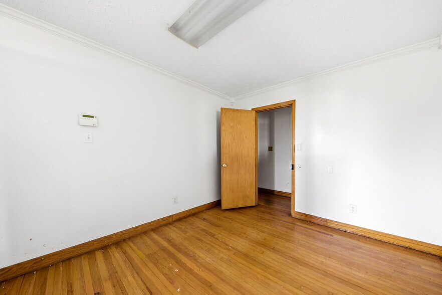 More Photos Of 803 E Broadway Blvd, Jefferson City Warehouse For Sale