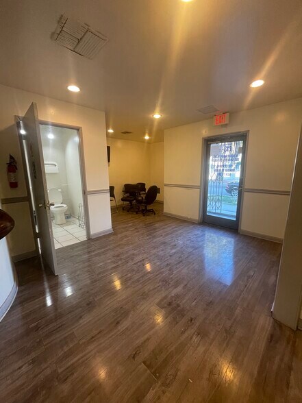 More Photos Of 715 N Ridgewood Pl, Los Angeles Office For Lease