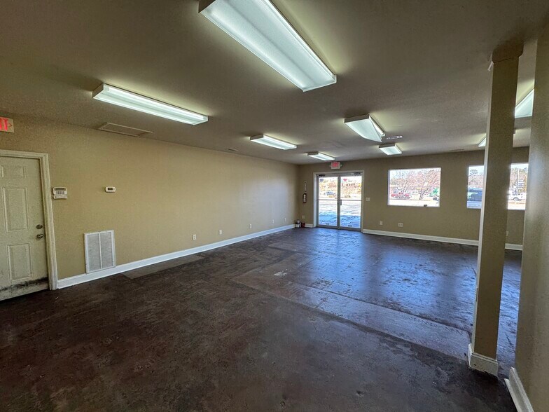 More Photos Of 1109 Jennings Ave, Seneca Flex For Lease