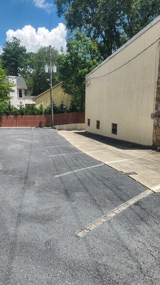 More Photos Of 326 Sandy Springs Cir, Atlanta Freestanding For Lease