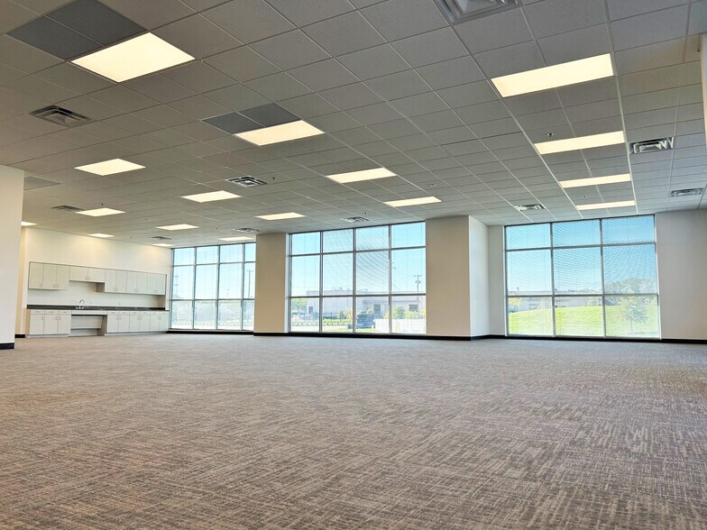 More Photos Of 540 S Town East Blvd, Mesquite Distribution For Lease