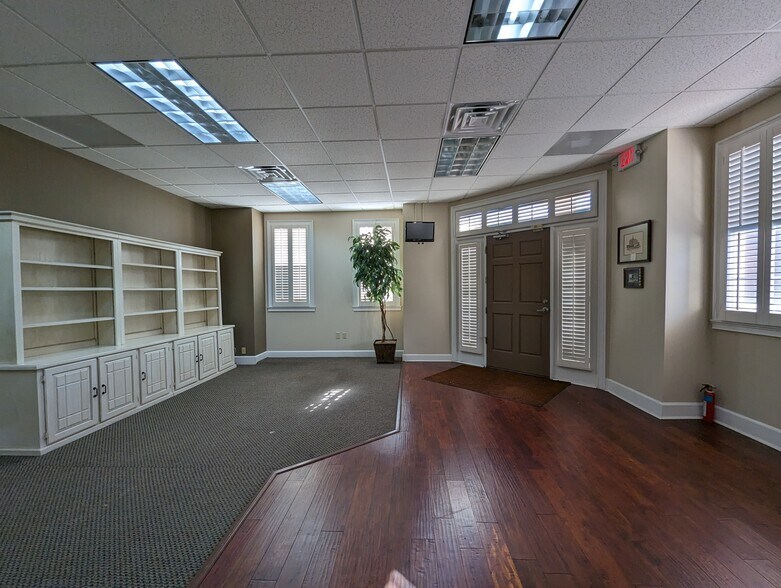 More Photos Of 800 3rd Ave, West Point Office For Sale