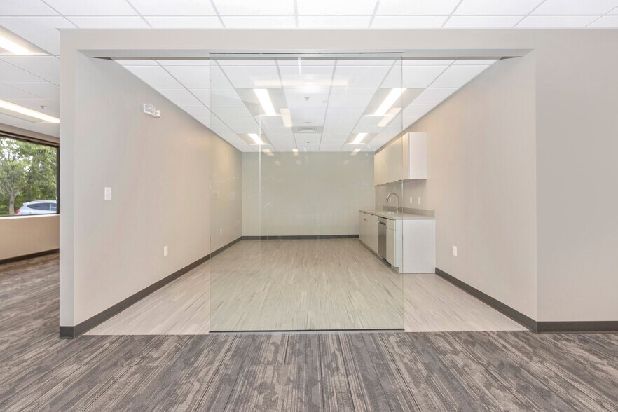 More Photos Of 9125 Guilford Rd, Columbia Flex For Lease