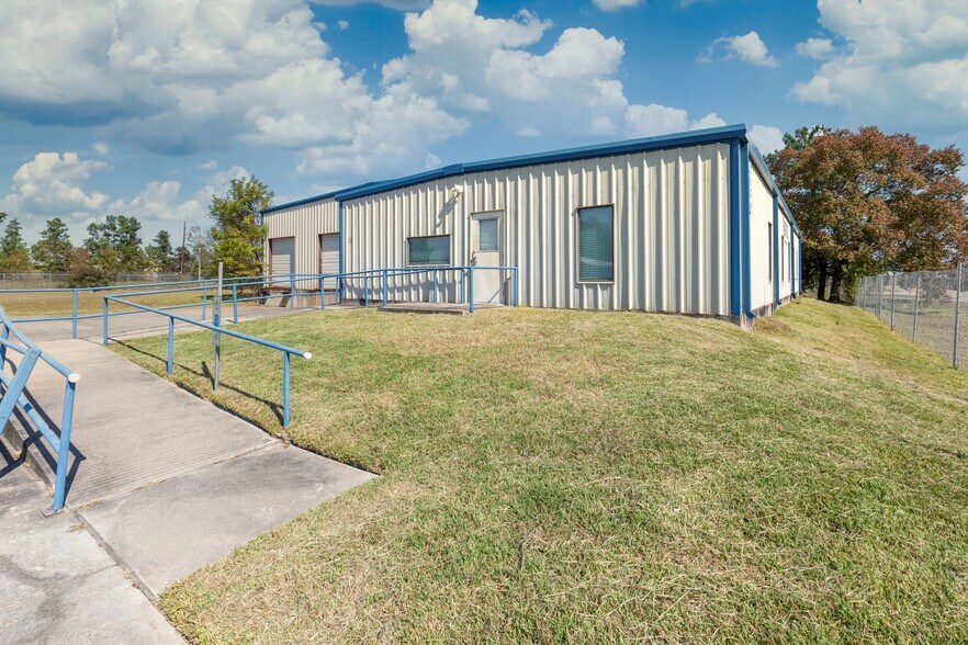 More Photos Of 2624 Wilson Rd, Humble Warehouse For Lease