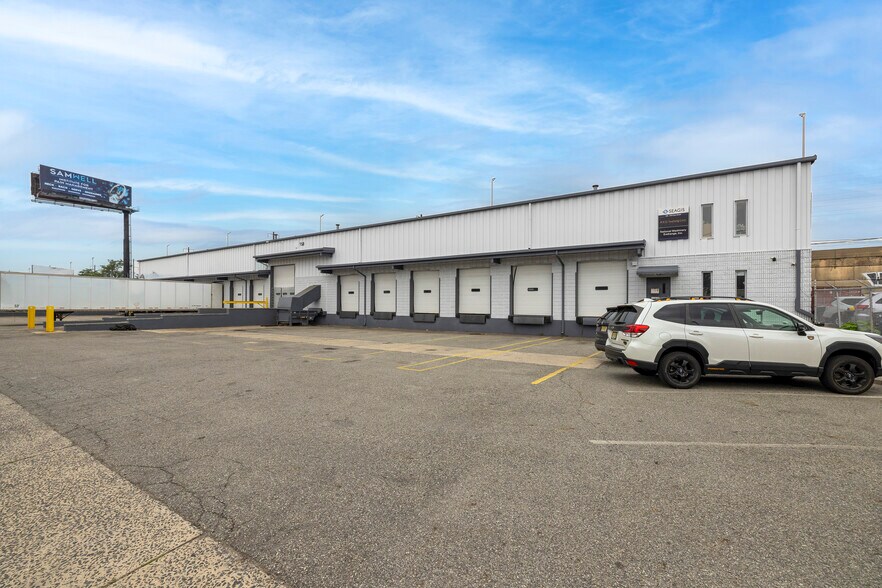 More Photos Of 136-158 Paris St, Newark Warehouse For Lease