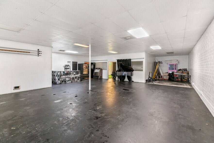 More Photos Of 6900 Melrose Ave, Los Angeles General Retail For Lease