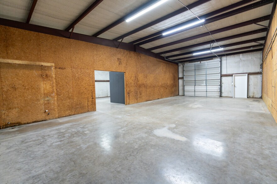 More Photos Of 125 Ken Dr, Sherman Warehouse For Lease