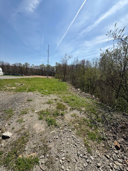 More Photos Of 4881 Pittsburgh Rd, Harrisville Light Distribution For Sale