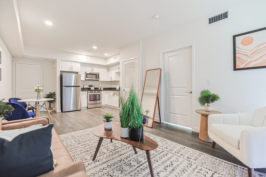 More Photos Of 10555 Bloomfield St, Toluca Lake Apartments For Sale