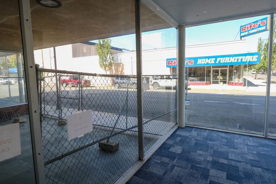 More Photos Of 181 Anderson Ave, Coos Bay Department Store For Sale