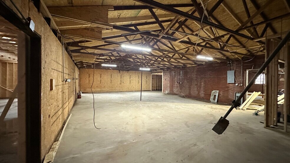 More Photos Of 300 Guthrie St, Graham Warehouse For Sale