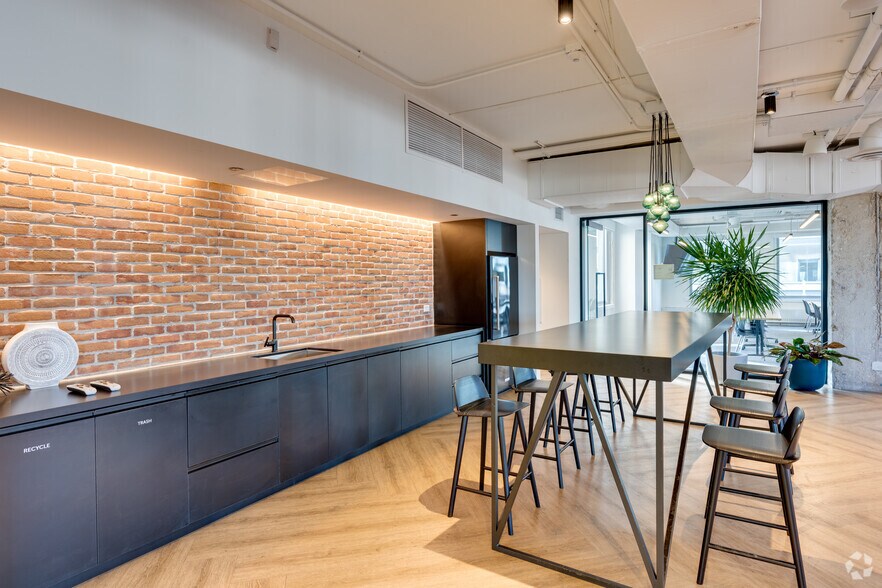 More Photos Of 121 W Wacker Dr, Chicago Office For Lease