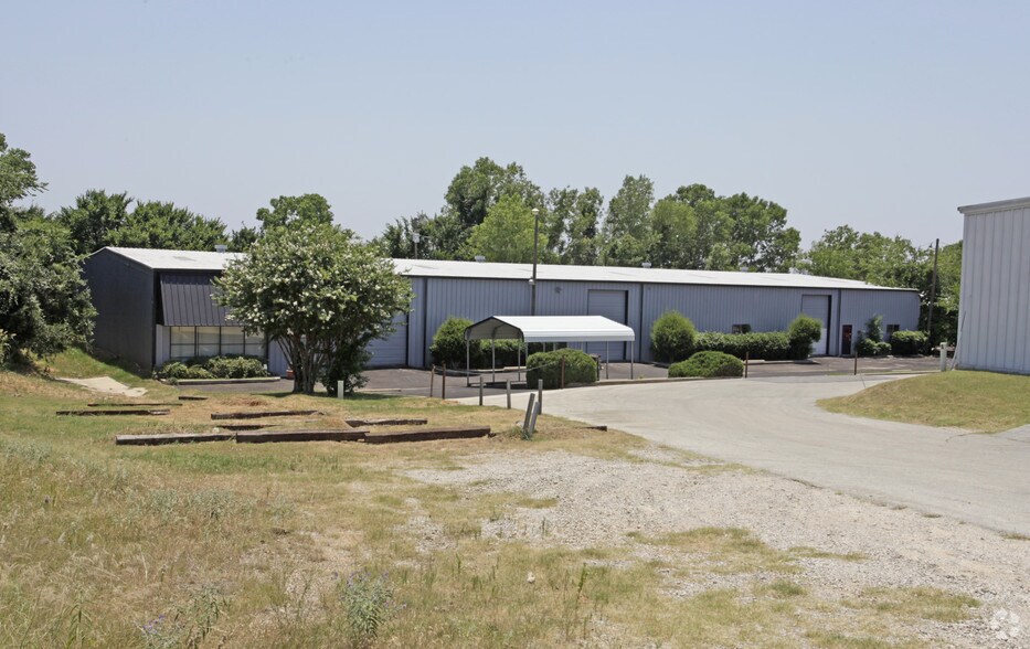Primary Photo Of 1261 W Hurst Blvd, Hurst Warehouse For Lease