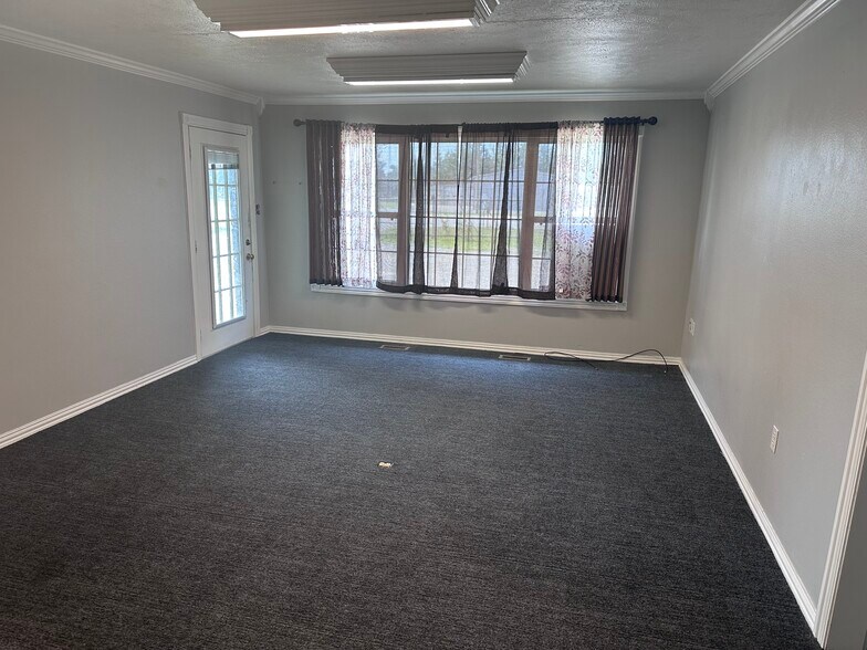 More Photos Of 567 E Highway 64, Conway Showroom For Lease