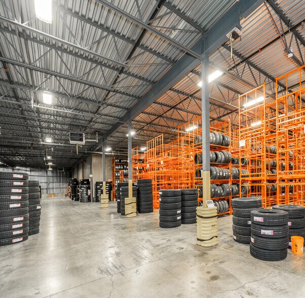 More Photos Of 90 Rue De Rotterdam, Saint-Augustin-de-Desmaures Warehouse For Lease