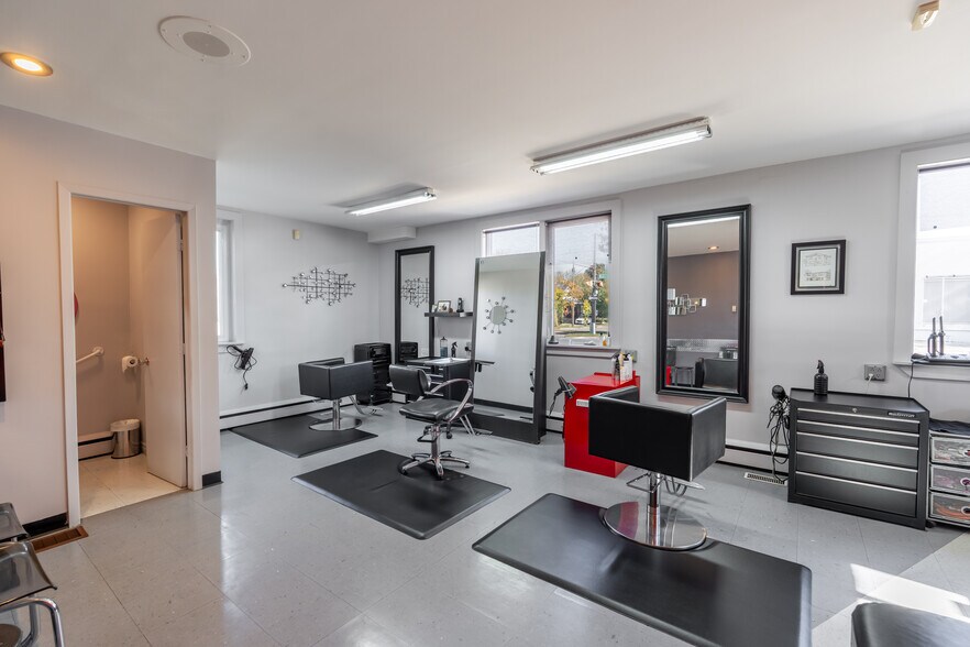 More Photos Of 219 Lochiel St, Sarnia General Retail For Sale