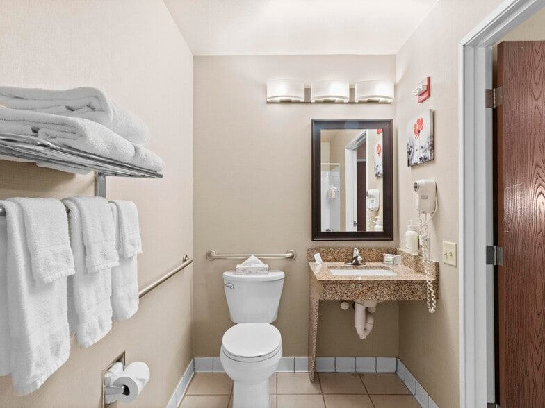 More Photos Of 1001 W College, Oak Creek Hotel For Sale