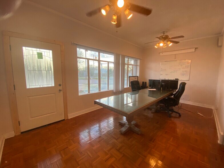 More Photos Of 1543 W Summit Ave, San Antonio Showroom For Sale