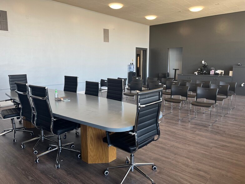 More Photos Of 1034 S 18th St, Manitowoc Flex For Lease