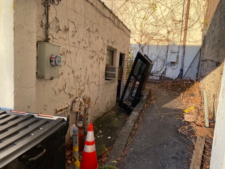 More Photos Of 20 Grayrock Rd, Scarsdale Light Manufacturing For Sale