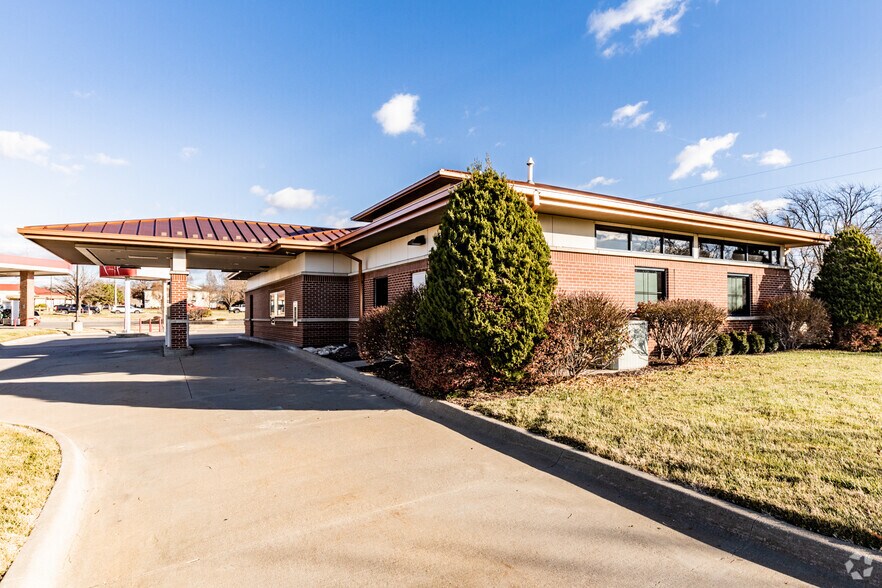 More Photos Of 2321 Harper St, Lawrence Bank For Sale