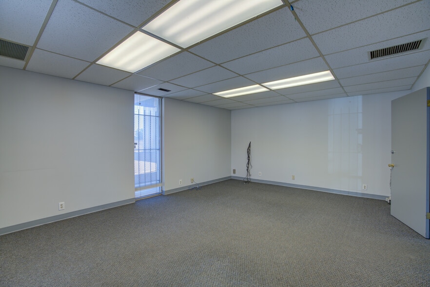 More Photos Of 675 Elkton Dr, Colorado Springs Distribution For Lease