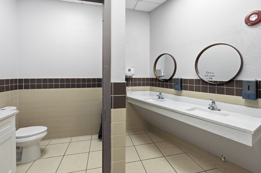 More Photos Of 6837 Lakeville Rd, Orlando Religious Facility For Sale