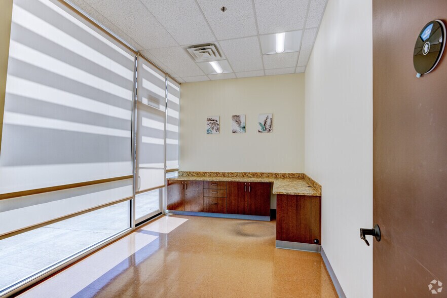 More Photos Of 12920 University Blvd, Sugar Land Unknown For Lease