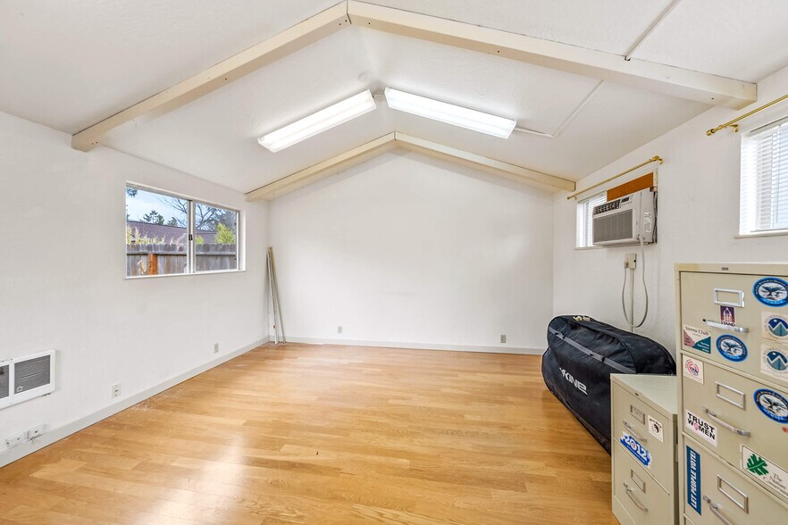 More Photos Of 1745 Ashland St, Ashland Medical For Sale