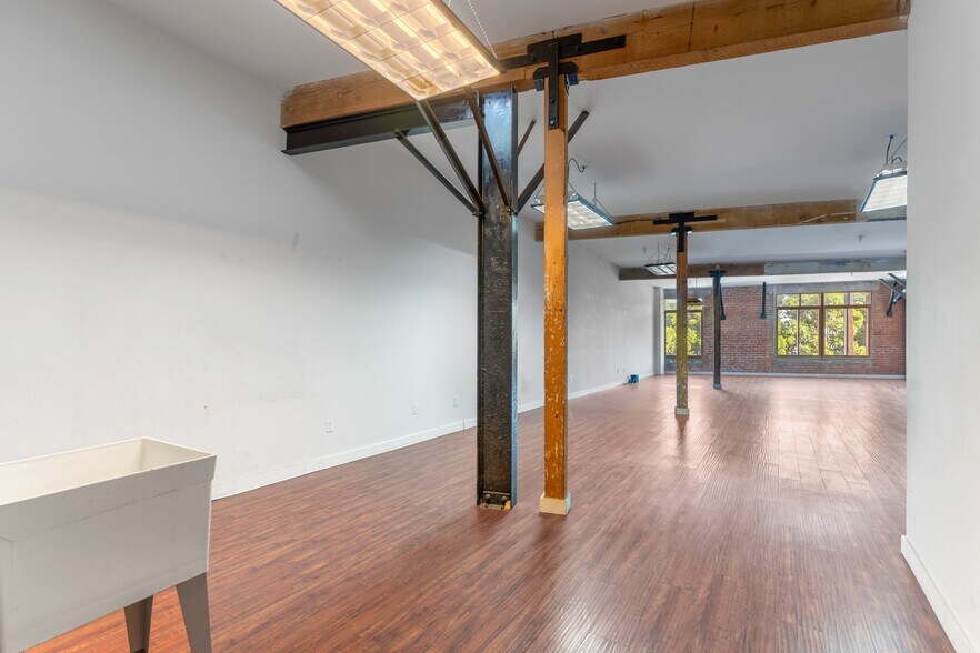 More Photos Of 2079 E 15th St, Los Angeles Flex For Lease