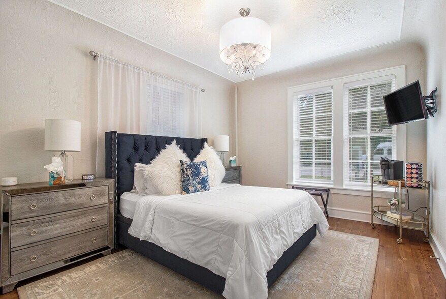 More Photos Of 155 N Main St, Clarkston Hospitality For Sale