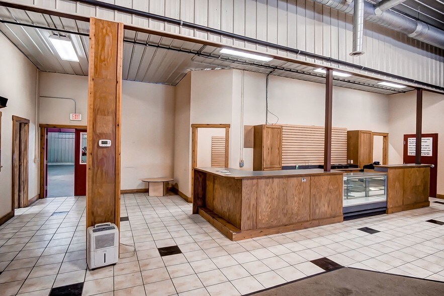 More Photos Of 20660 W Bowling Green Road, Weston Auto Repair For Lease