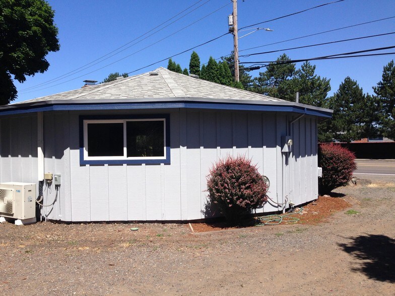 More Photos Of 1675 NE Hogan Dr, Gresham General Retail For Sale