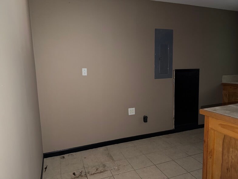 More Photos Of 727 Airport Rd, Cornelia Flex For Sale