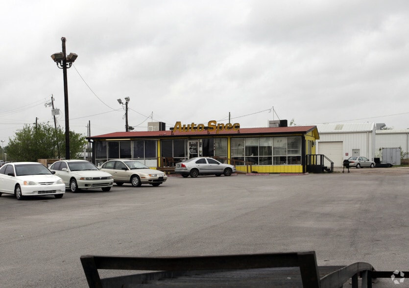 More Photos Of 8479 North Fwy, Houston Auto Repair For Lease