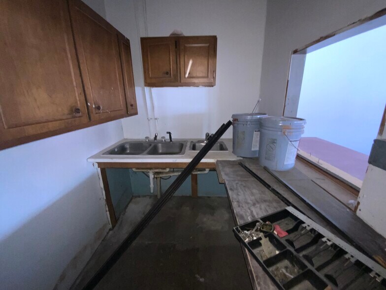 More Photos Of 105 W Si Johnson Ave, Sheridan Service Station For Sale