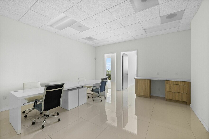 More Photos Of 20200 W dixie Hwy, Aventura Medical For Sale