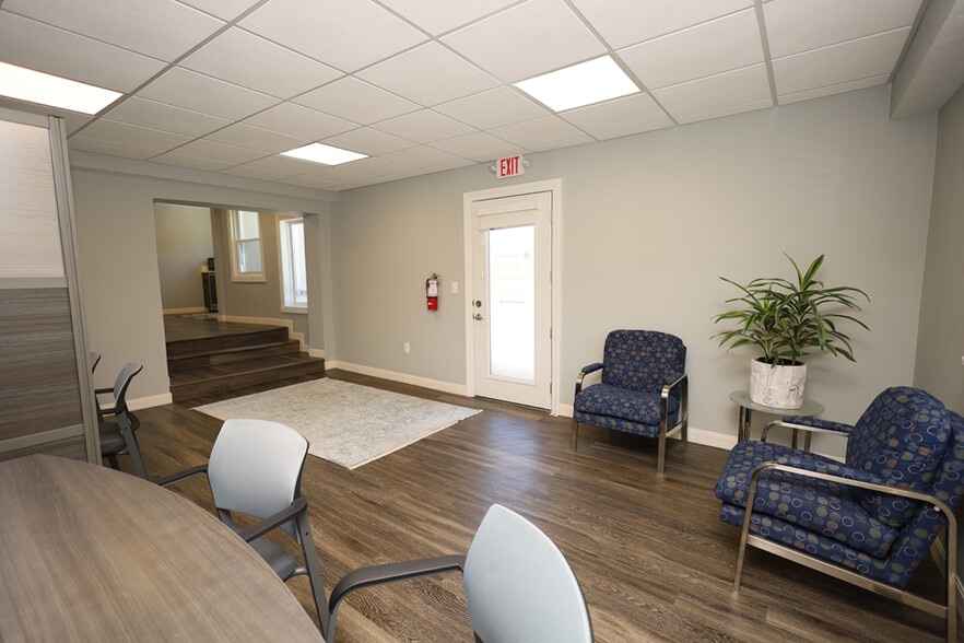 More Photos Of 235 W Franklin St, Centerville Storefront Retail Office For Lease