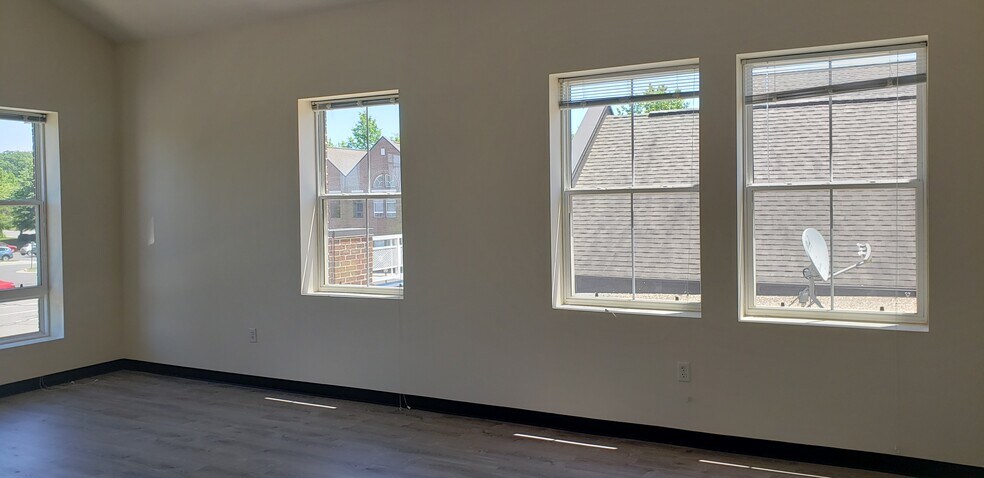 More Photos Of 21155 Whitfield Pl, Sterling Office For Sale
