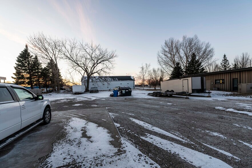 More Photos Of 1119 N 42nd St, Grand Forks Office For Lease