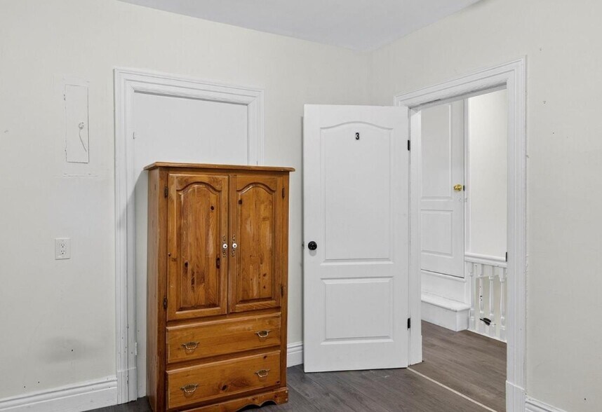 More Photos Of 271 Thomas St, Peterborough Apartments For Sale