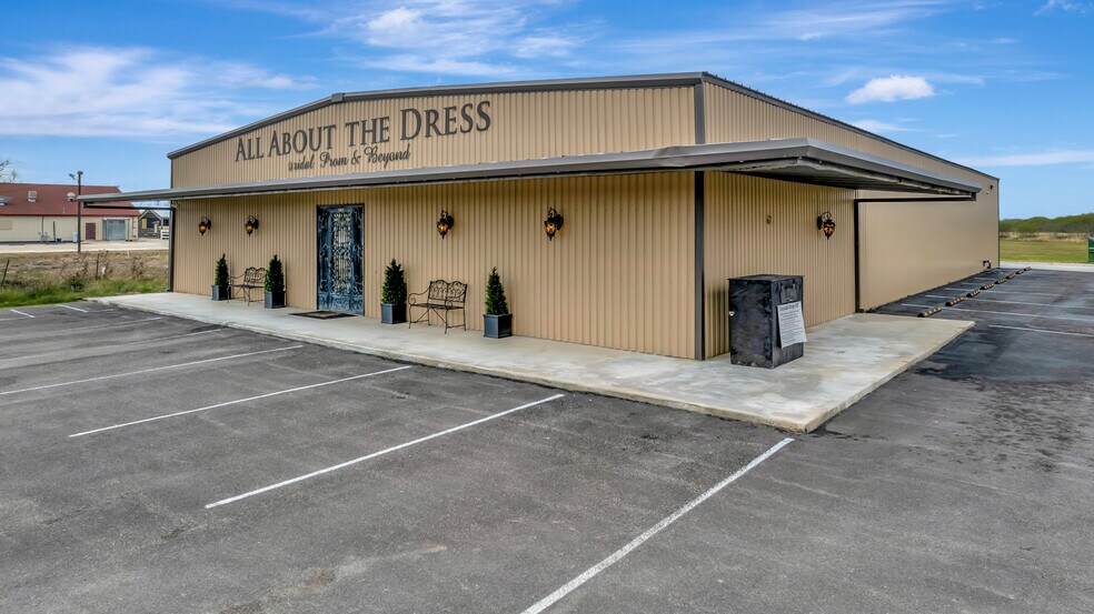 More Photos Of 13955 US Highway 77 N, Victoria General Retail For Sale