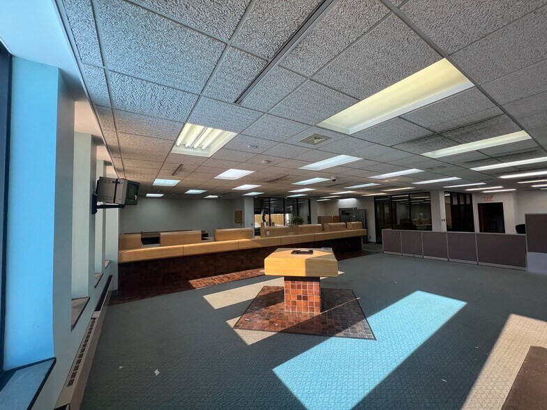 More Photos Of 660 N University Blvd, Middletown Office For Sale