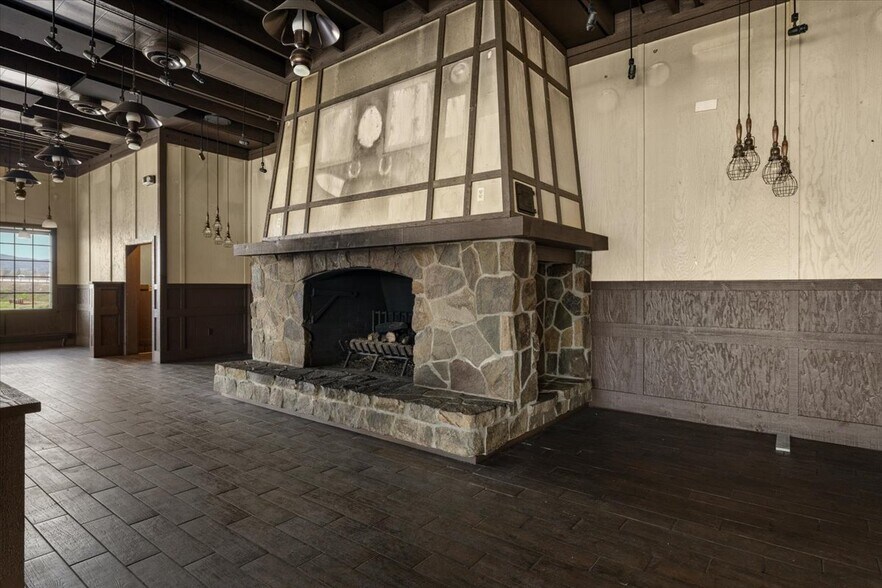 More Photos Of 1445 Center Dr, Medford Restaurant For Lease