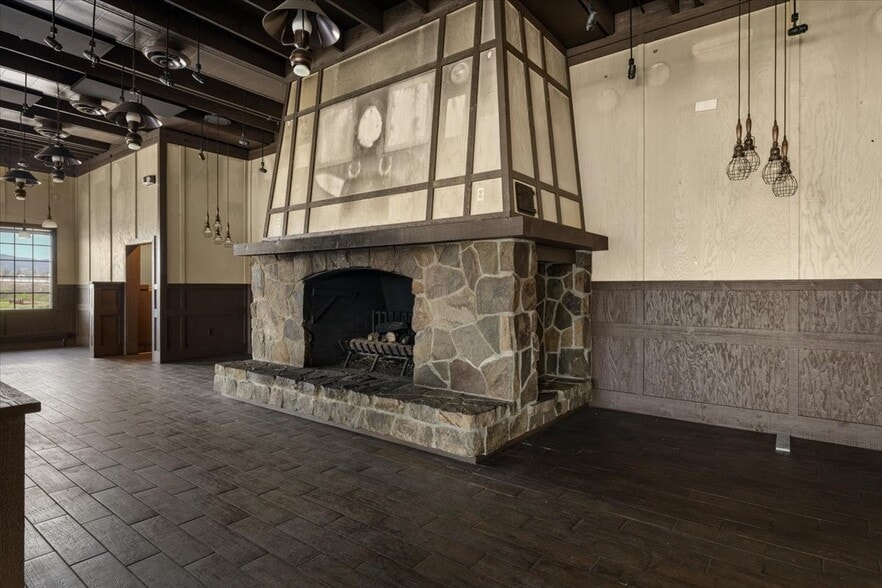 More Photos Of 1445 Center Dr, Medford Restaurant For Lease