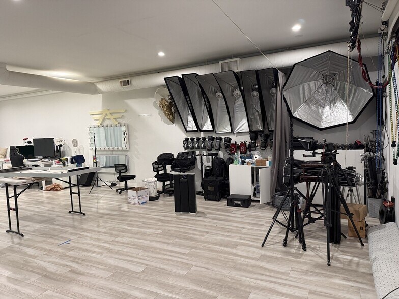 More Photos Of 1610 W Magnolia Blvd, Burbank Storefront For Sale