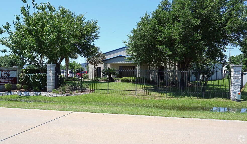 More Photos Of 5335 Brystone Dr, Houston Flex For Lease
