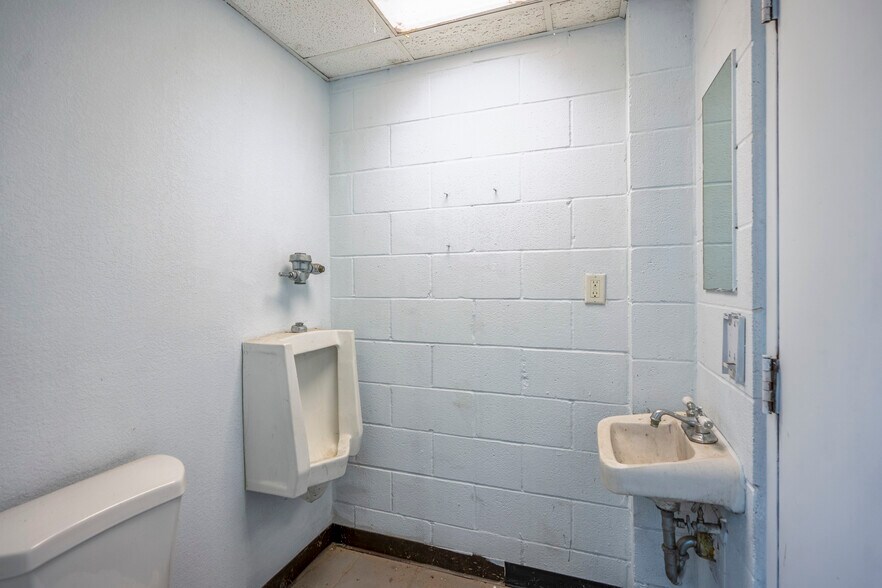 More Photos Of 80 Sorters McClellan rd, Kingwood Warehouse For Sale